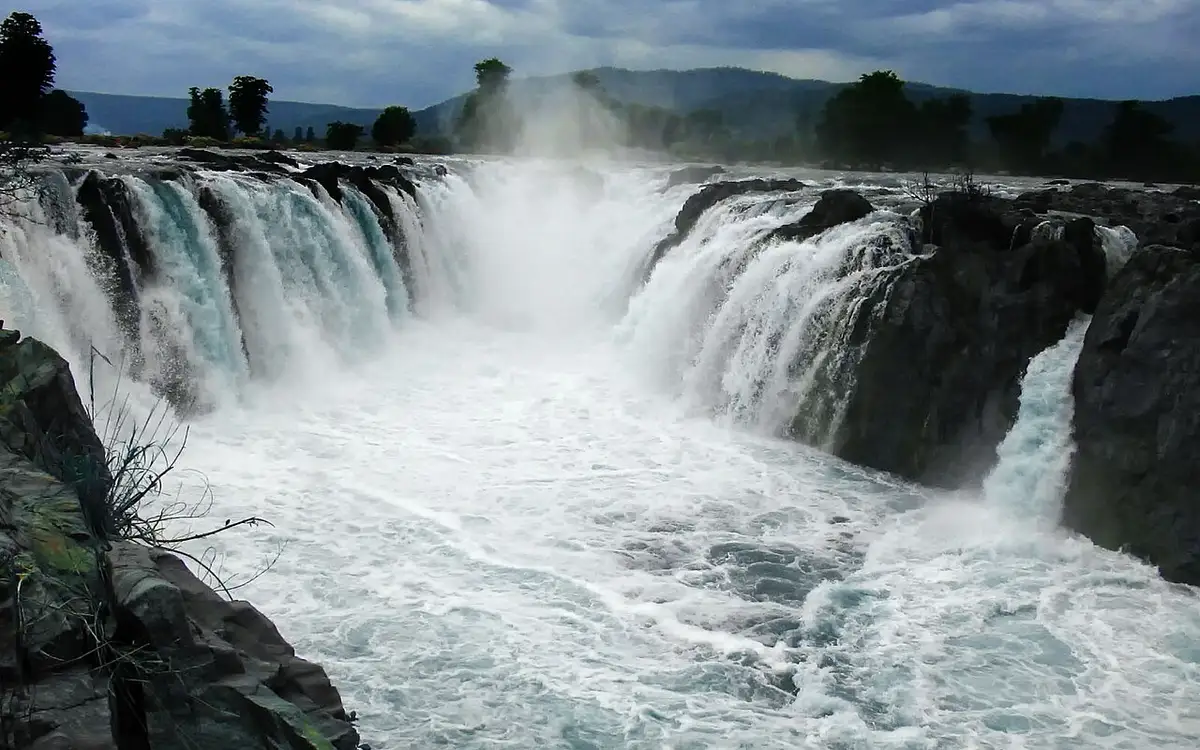 Hogenakkal Falls — Waterfall