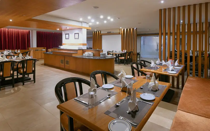 Mira dining room at Hotel Horizon, with tables and buffet counters.