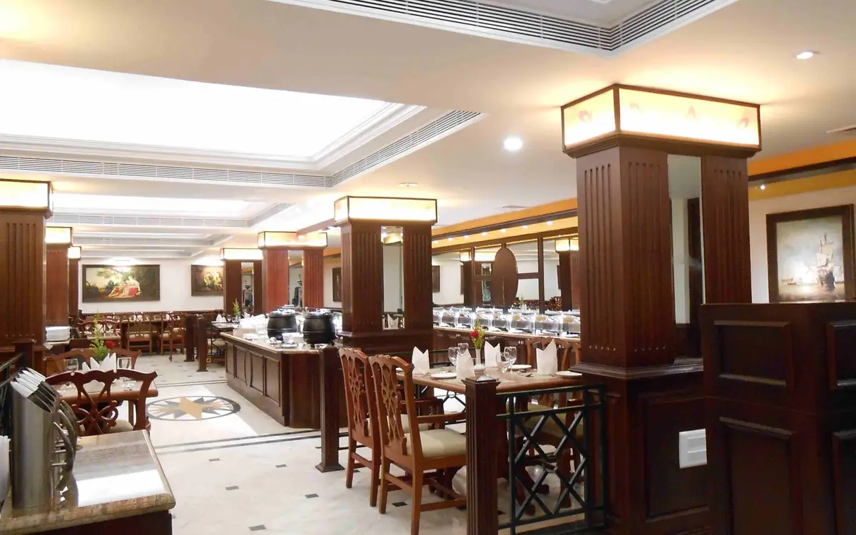 Regency restaurant dining room and buffet counters at The South Park.
