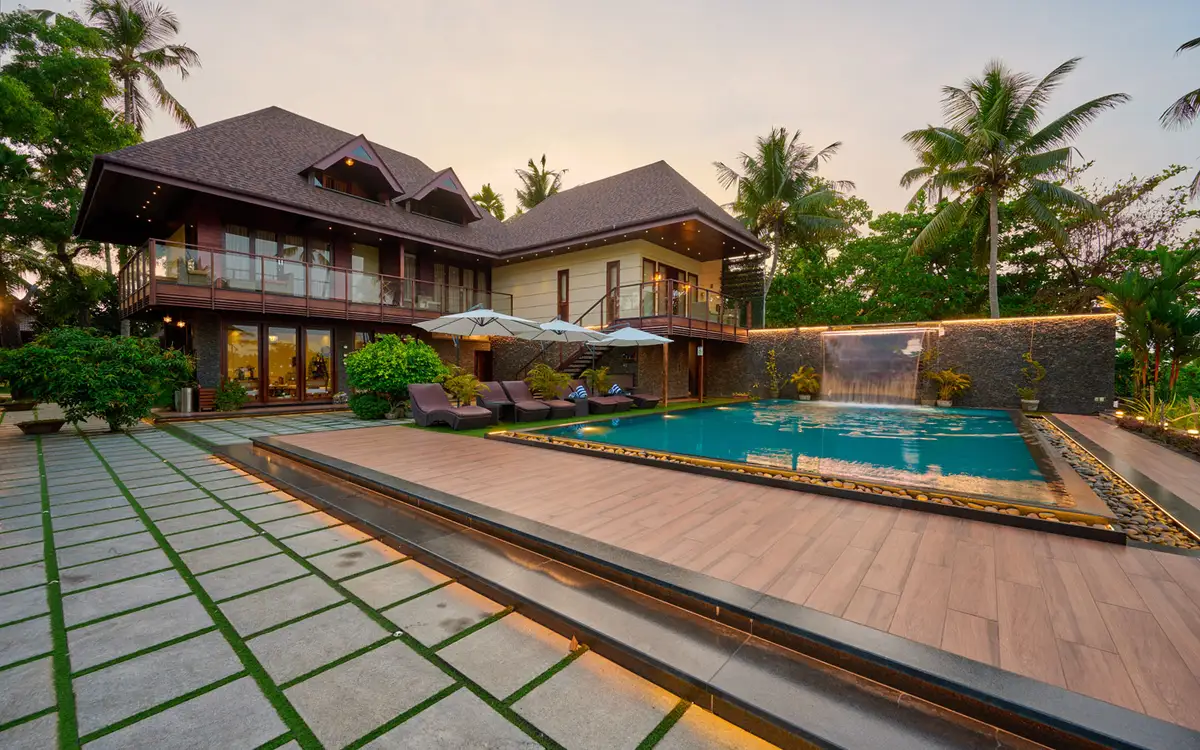 Buildings and pool area in Maliekal Heritance’s operator gallery; exact room assignment and photograph date are not established.