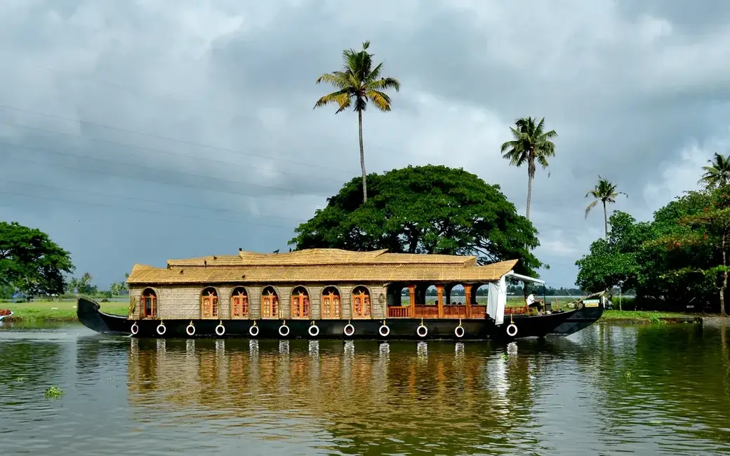 Alleppey Backwaters — Attraction in Alappuzha Town
