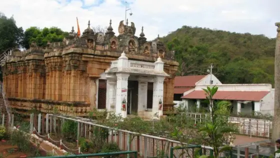 A second view across the protected Kumaraswamy temple complex in the Sandur hills.