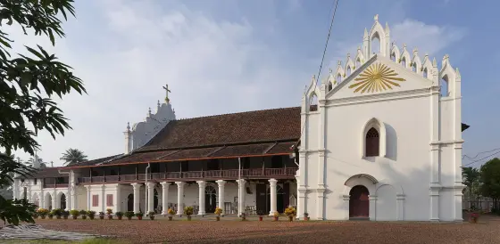 Kalloorkad St Mary’s Basilica, Champakulam, photographed in January 2023 — by which date the church had been repainted white. In 2018 the same mouldings were banded in purple.