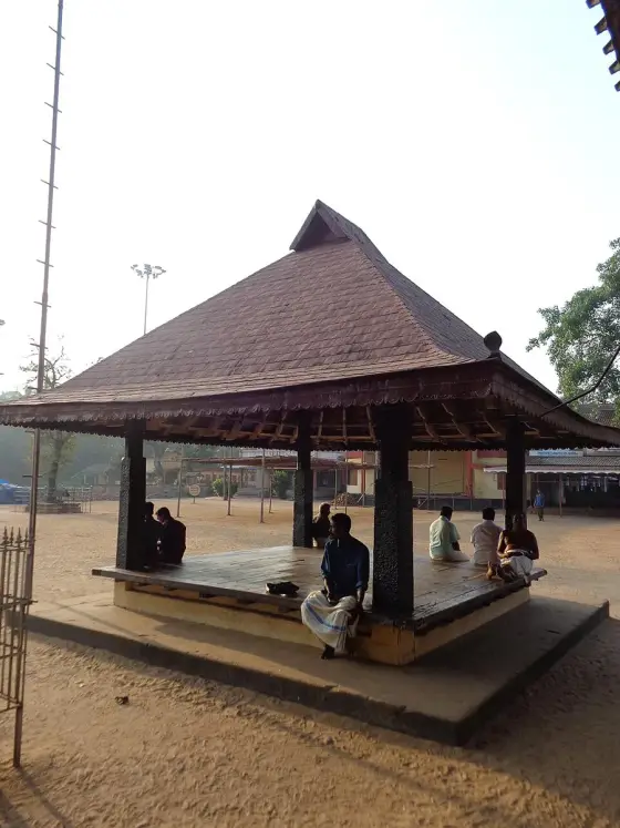 A small pavilion in the Chettikulangara temple compound.
