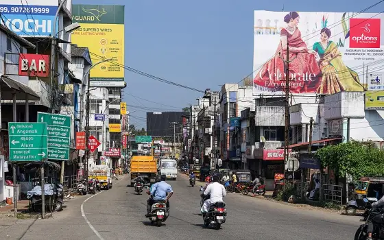MC Road through Kalady, the street setting around the memorial.