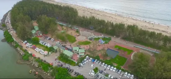 The tip of the Padinjarekkara spit: open sea and surf on one side, the still estuary water on the other.