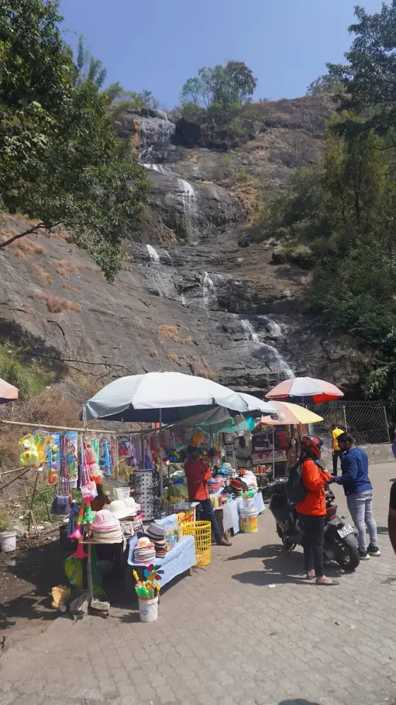 Roadside stalls below Cheeyappara Waterfalls.