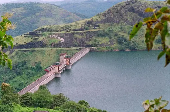 The reservoir-facing side of Cheruthoni Dam and the surrounding hills.