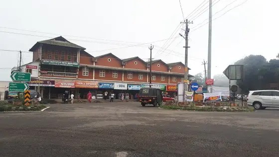 Shops and traffic at Kuttikkanam junction.
