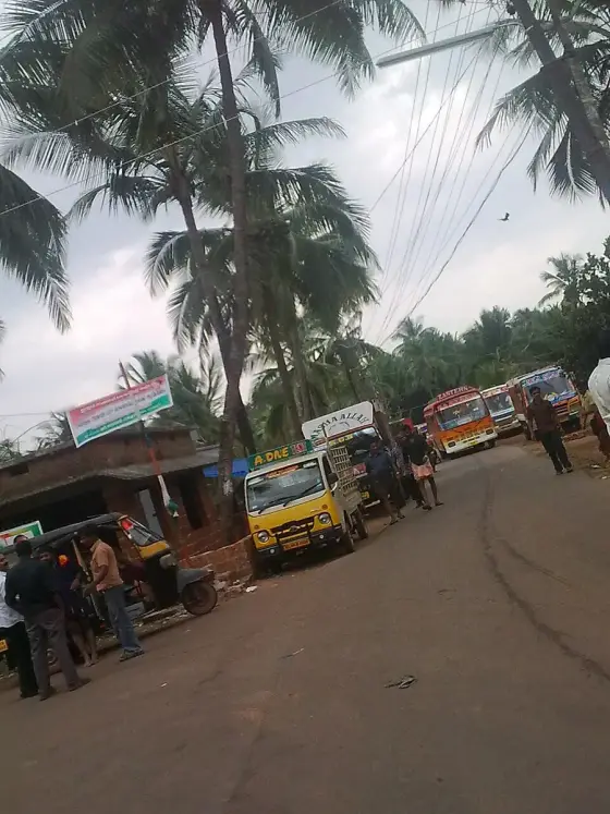 The street beside Nileshwar harbour.