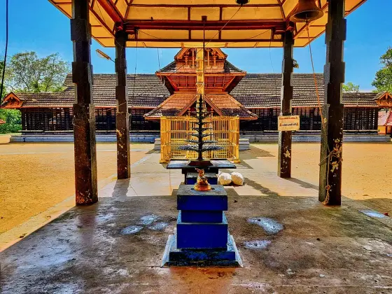 A small roofed structure aligned with the courtyard.