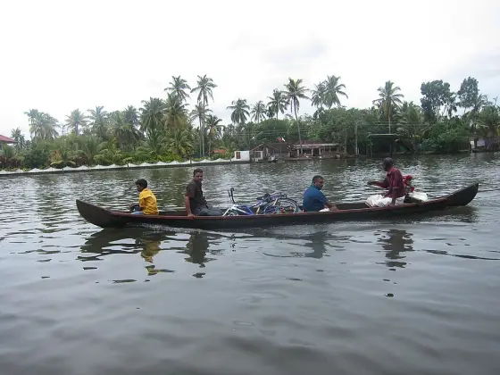 A working canoe on the Alappuzha side of the Vembanad system.