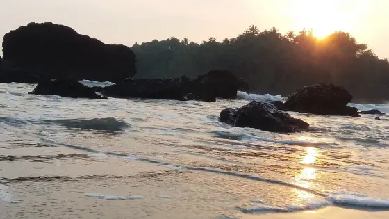 Sunset over the rocks on the Dharmadam shore.