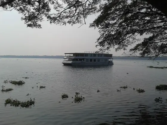 A houseboat photographed on Vembanad in 2013.