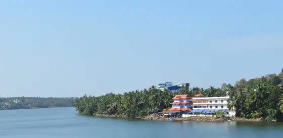 The Parassinikadavu temple complex beside the river.