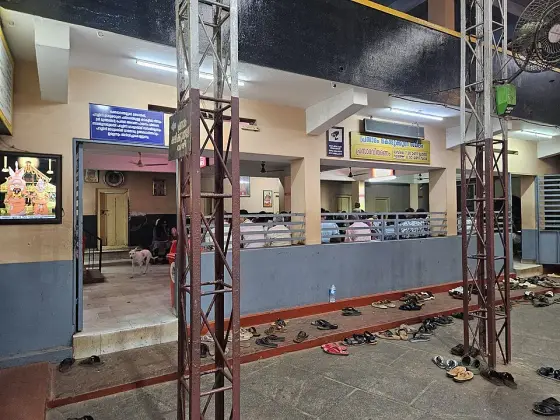 The queue rails and visitor hall.