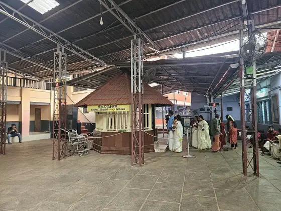 A covered worship area at Parassinikadavu.