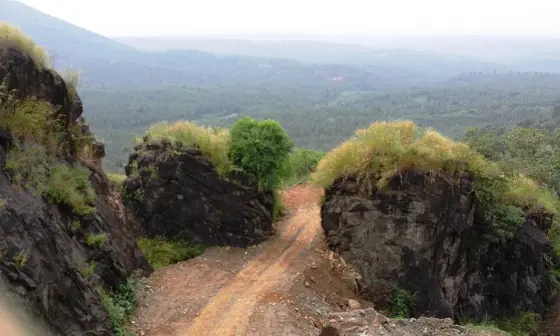 A rocky path opening towards the Arimbra landscape.