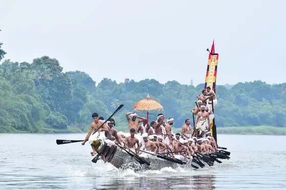 Aranmula valla sadhya   Melukara Palliyodam   Snake Boat