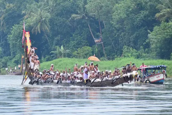 Aranmula valla sadhya   Melukara Palliyodam   Snake Boat1