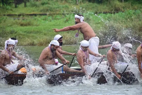 Aranmula valla sadhya   Melukara Palliyodam   Snake Boat6