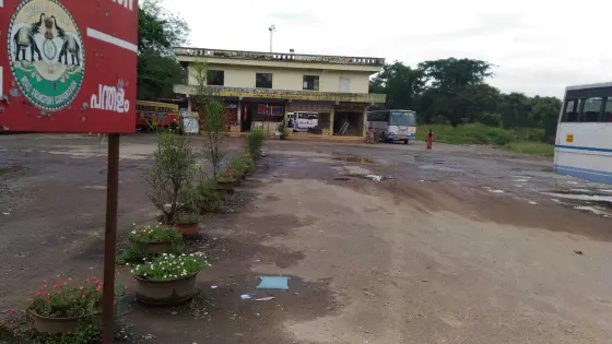Pandalam’s KSRTC bus station and waiting buses in a 2017 photograph; town transport context for the palace visit.
