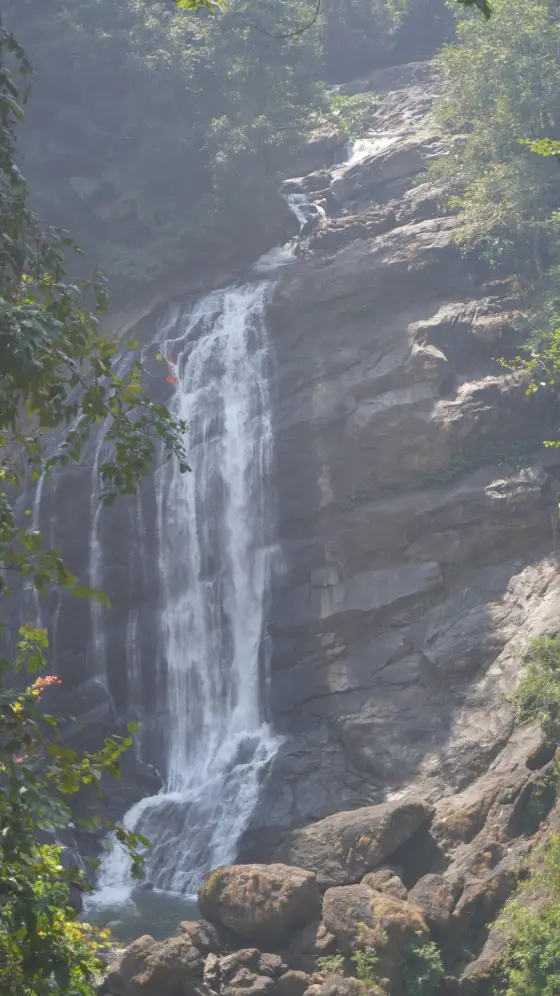 A narrower flow reveals layered rock and boulders beside Valara’s main drop.