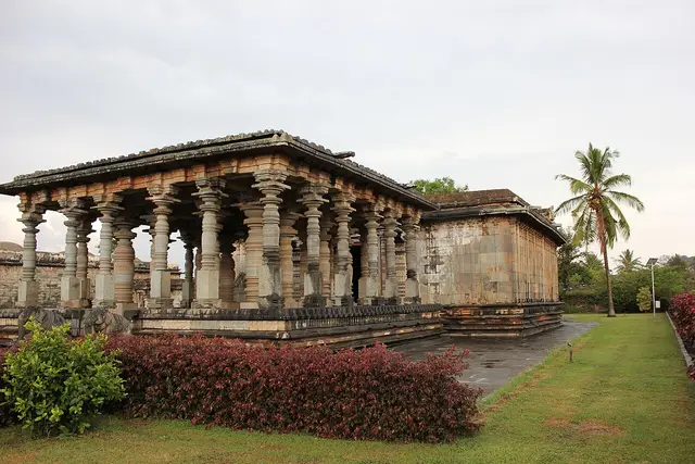 Jain Basadis, Halebidu, Halebidu