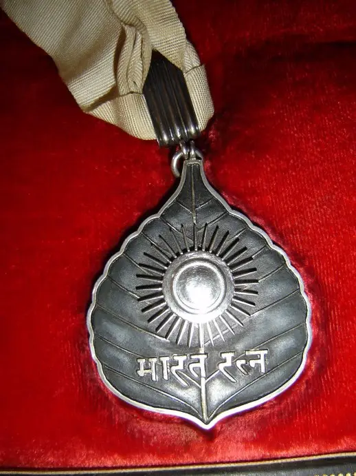 Visvesvaraya’s Bharat Ratna medal, photographed with family permission. This does not establish that it is currently displayed in the Muddenahalli museum.