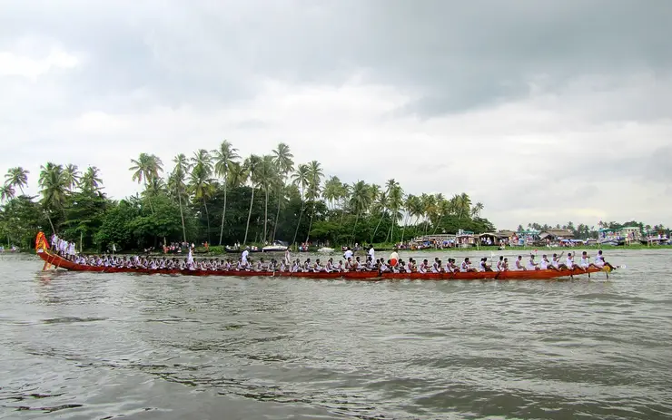 Snake boats racing at the Nehru Trophy on Punnamada Lake