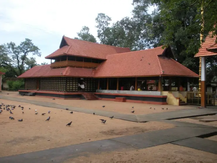 Mullakkal Rajarajeswari Temple and its courtyard, Alappuzha