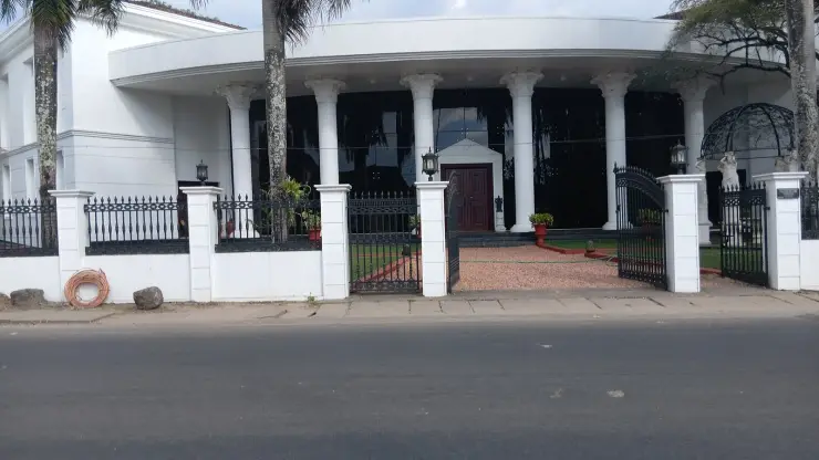 The white Greco-Roman facade of the Revi Karunakaran Memorial Museum in Alappuzha, with a curved portico and fluted columns