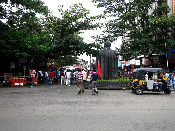 The bust of the Malayalam writer S. K. Pottekkatt facing SM Street in Kozhikode