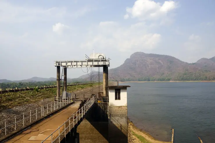 Pothundy: the dam at the bottom of the Nelliyampathy hill