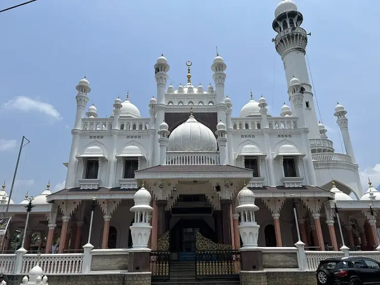 The white facade of Vavar Mosque at Erumeli.