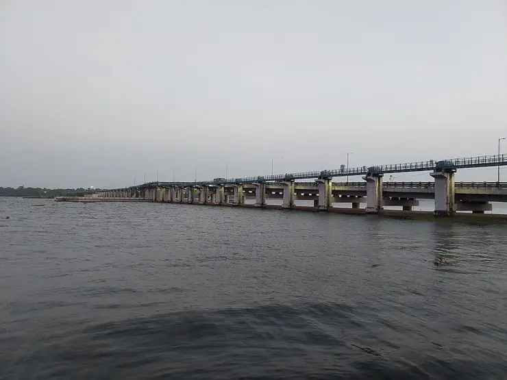 The Thanneermukkom barrage receding into the distance across Vembanad Lake, its piers and road deck stretching to the far shore