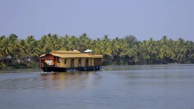 Ayitti ferry or Valiyaparamba houseboat?