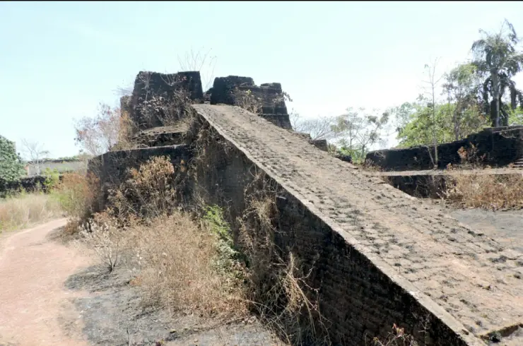 Reading Hosdurg Fort: the ramp, rounded bastion and laterite surfaces