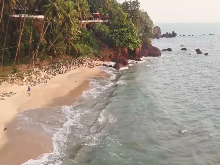 Adikadalayi’s red cliff: the shore below the palms