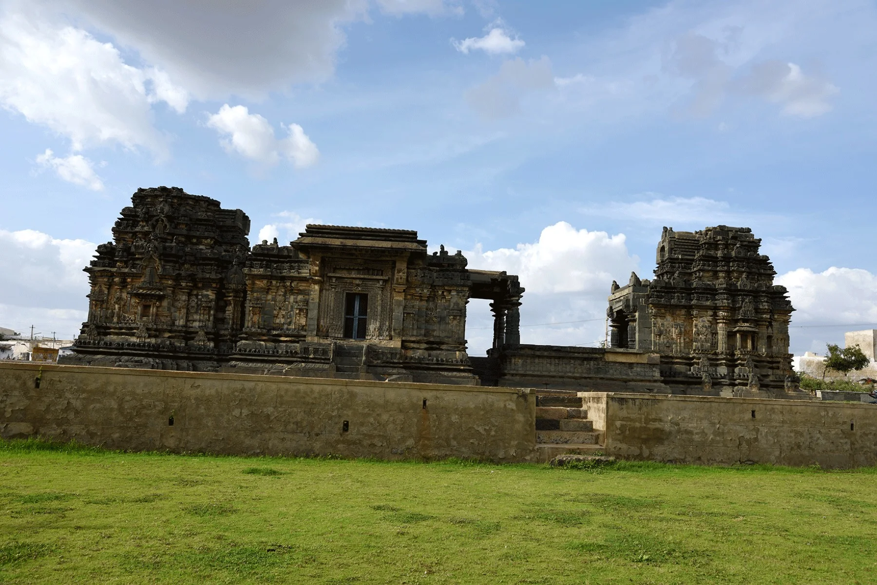 Mapped Gadag district context; Trikuteshwara Temple is a separate city destination.