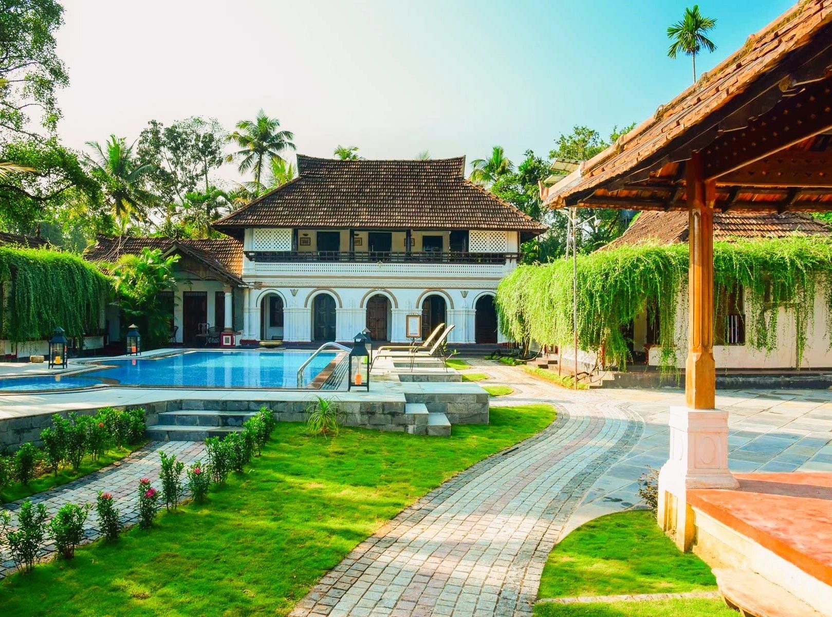 Pool and heritage bungalow at Kumarakom Tharavadu
