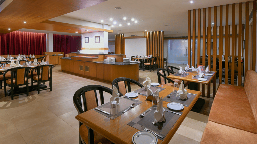 Mira dining room at Hotel Horizon, with tables and buffet counters.