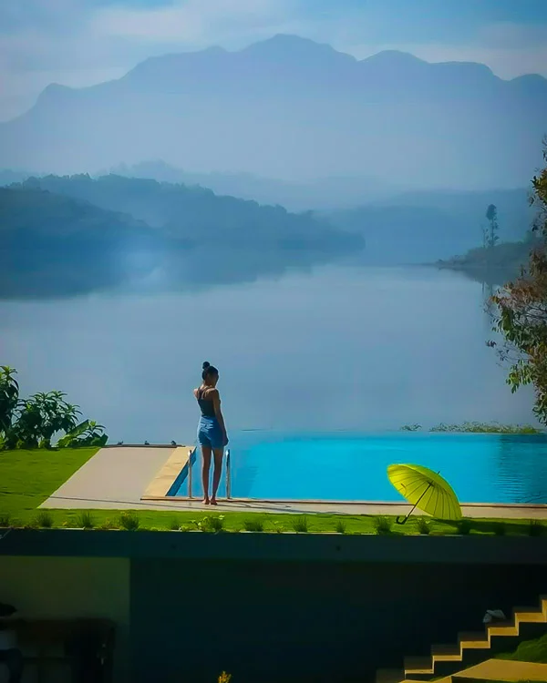LakeRose pool overlooking the reservoir