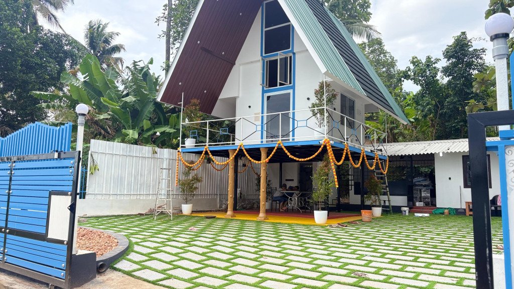 Image submitted for BLUE LAGOON MUNDRO HOMESTAY on its Kerala Tourism provider page; confirm current appearance and the exact room directly.