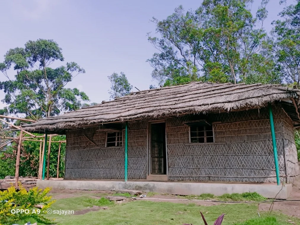 The operator’s photograph of Chundal Ethnic Hut shows its thatched roof and woven wall panels.