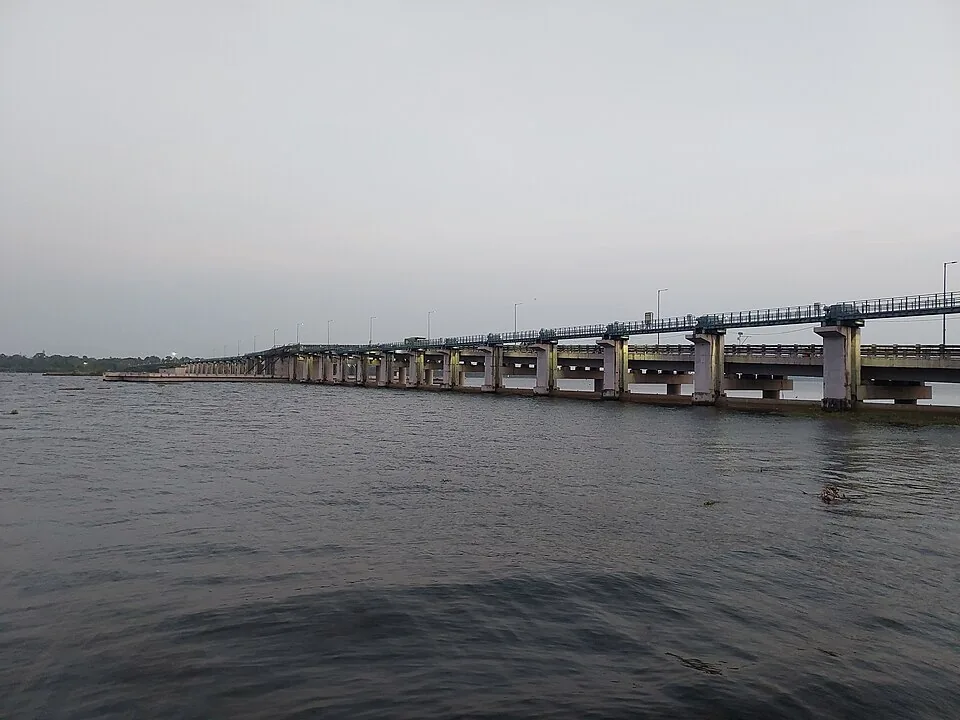 The Thanneermukkom barrage receding into the distance across Vembanad Lake, its piers and road deck stretching to the far shore